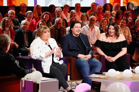 Exclusif - Michèle Bernier et ses enfants Charlotte et Enzo Gaccio lors de l'enregistrement de l'émission "Famille je vous aime" présentée par M. Drucker et qui sera diffusée le 13 juin 2025 sur France 3, aux Studios rive gauche à Paris, France, le 14 avril 2025. © Clovis-Gaffiot/Bestimage
Tout au long de sa carrière, Michel Drucker a interviewé les parents de ses invités pour comprendre leur parcours. Il a tissé des liens avec chacune de leur famille. Voilà comment est née l'idée de " Famille je vous aime ".

Cette émission diffusée en prime time sur France 3, entre la Fête des Mères et la Fête des Pères, a pour thème principal la transmission.

La famille a toujours inspiré les artistes que ce soit en chanson ou en humour. Gad Elmaleh, le parrain de cette première émission sera accompagné de Régine et David, ses parents. Il y aura également Dany Brillant, Anne Roumanoff, Roman Doduick et leur maman, Michèle Bernier, Laurent Voulzy, Gérard Lanvin, Louis Chedid, Michel et Beatrice Leeb et leurs enfants, mais aussi David Hallyday et Olivier de Benoist dont les récents spectacles abordent ce sujet.

Entre émotion et fous rires, nous n'avons pas fini d'aimer ces drôles de Familles !