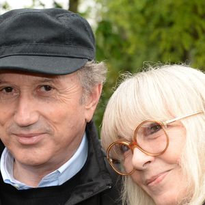 Si le couple a toujours cultivé la discrétion, l'animateur a fait des révélations surprenantes dans son dernier ouvrage. 


Exclusif - Michel Drucker (casquette) et sa femme Dany Saval - Mylène Demongeot (présidente du comité d'honneur du refuge de l'Arche de Chateau-Gontier) a reçu en exclusivité Michel Drucker (casquette) et sa femme Dany Saval au refuge de l'Arche à Château-Gontier à l'occasion du deuxième week-end de la protection animale le 1er mai 2015. © DANIEL ANGELI / BESTIMAGE