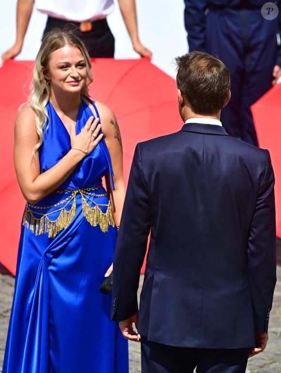 Le président Emmanuel Macron et Eloïz - Cérémonie du 145ème défilé militaire du 14 juillet, jour de la Fête Nationale, avenue des Champs-Elysées à Paris.
© Christian Liewig / Bestimage