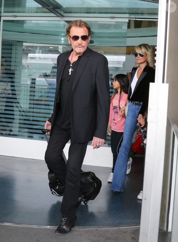 Johnny Hallyday avec sa femme Laeticia, ses enfants Jade et Joy ainsi que la Grand-mère de Laeticia Elyette Boudou à l'aéroport de Roissy en provenance de Los Angeles. le 29 juin 2016
Bestimage