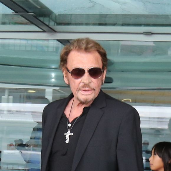 Johnny Hallyday avec sa femme Laeticia, ses enfants Jade et Joy ainsi que la Grand-mère de Laeticia Elyette Boudou à l'aéroport de Roissy en provenance de Los Angeles. le 29 juin 2016
Bestimage