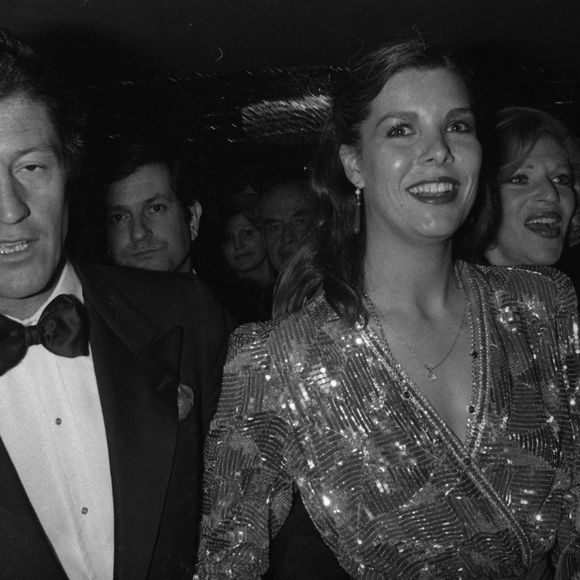 Comme le rappelle "Gala", cette pièce asymétrique cachait la grossesse de Caroline de Monaco qui attendait alors son premier enfant, Andrea, lequel est né le 8 juin 1984. 

Caroline de Monaco et Philippe Junot en 1979