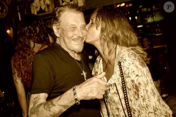 Exclusif - Johnny Hallyday et Carole Gruson -  Pour fêter en beauté les 10 ans du St Barth Family Festival, Carole Gruson (la grande prêtresse du restaurant cabaret burlesque "Le Ti' St Barth") a réuni une guest list de folie lors de la 2ème soirée du Family Festival avec Leo Lanvin comme DJ. Après avoir ouvert la saison en beauté avec l'anniversaire très "Fast & Furious" de leurs filles, les Hallyday ont enchaîné samedi soir au Ti' Saint Barth en feu pour le set de leur ami Léo Lanvin. Johnny Hallyday, acclamé par la foule, semblait très en forme malgré sa maladie et confirmait à ses amis une nouvelle tournée "Rock & Blues" pour 2018. Sa femme, Laeticia Hallyday a dansé jusqu'au bout de la nuit avec ses amies. © Xavier Merchet-Thau / Le Ti' Saint Barth / Bestimage