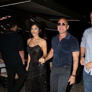 Saint-Tropez, FRANCE – Jeff Bezos et Lauren Sanchez ont été aperçus quittant le restaurant Cherry à Saint-Tropez après un dîner tardif, Lauren attirant tous les regards dans une robe transparente audacieuse. © Aissaoui Nacer / BACKGRID