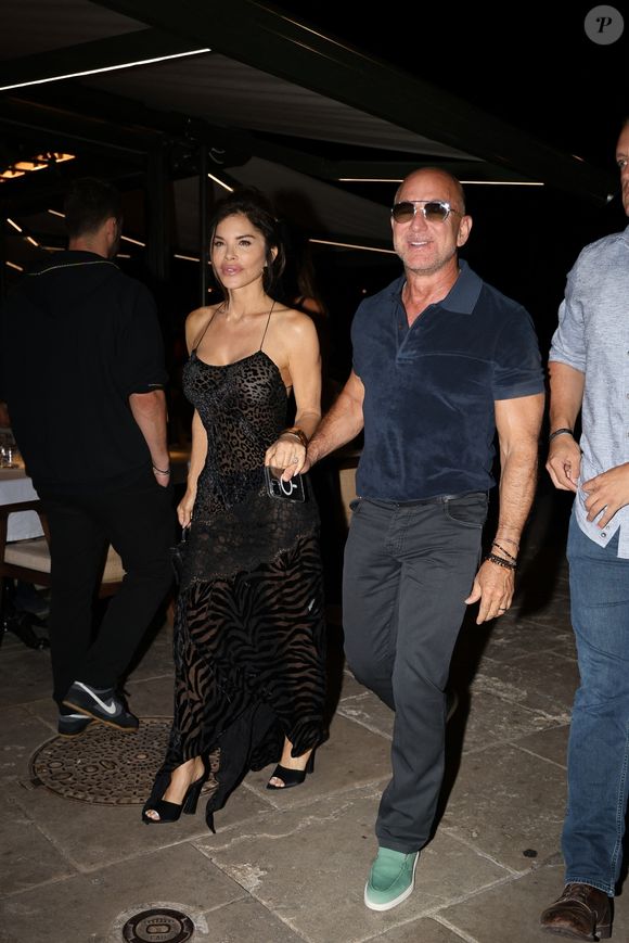 Saint-Tropez, FRANCE – Jeff Bezos et Lauren Sanchez ont été aperçus quittant le restaurant Cherry à Saint-Tropez après un dîner tardif, Lauren attirant tous les regards dans une robe transparente audacieuse. © Aissaoui Nacer / BACKGRID