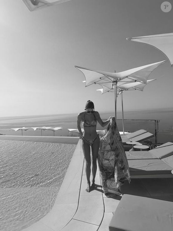 "Ancrée au Maybourne Riviera avec mes acolytes de toujours", a-t-elle écrit sur sa publication Instagram.
Photo Instagram @irismittenaere mardi 2 juin.