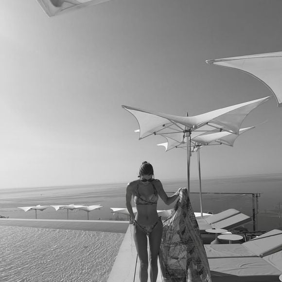 "Ancrée au Maybourne Riviera avec mes acolytes de toujours", a-t-elle écrit sur sa publication Instagram.
Photo Instagram @irismittenaere mardi 2 juin.