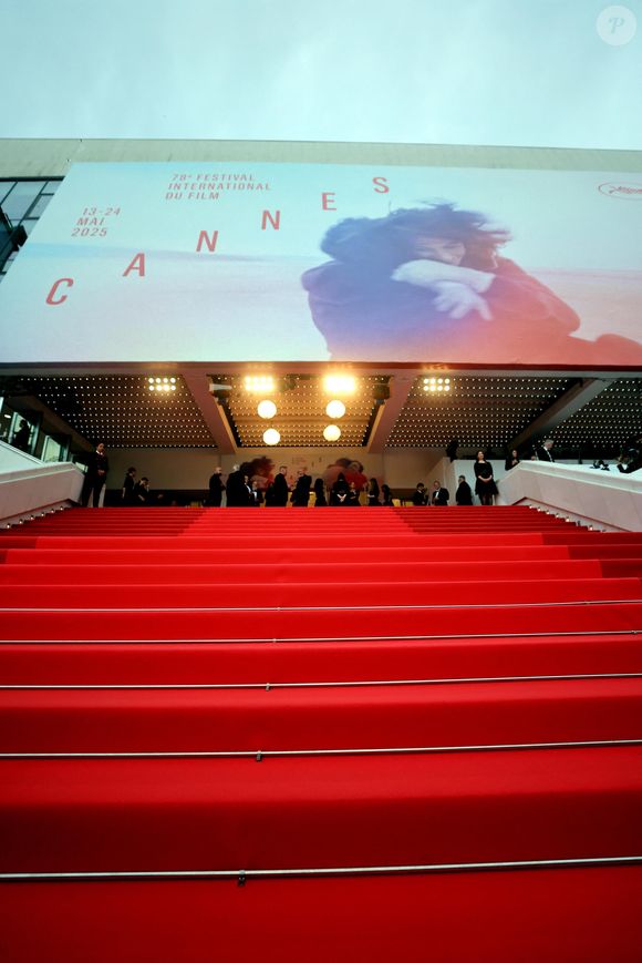 Illustration tapis rouge - Montée des marches du film « Partir un jour » pour la cérémonie d’ouverture du 78ème Festival International du Film de Cannes, au Palais des Festivals à Cannes. Le 13 mai 2025
© Jacovides-Moreau / Bestimage