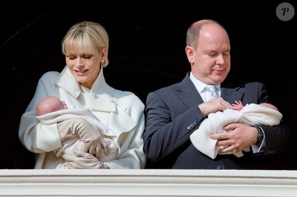 Le prince Albert et la princesse Charlène de Monaco présentent leurs jumeaux, la princesse Gabriella et le prince Jacques, au public monégasque sur le balcon du Palais princier à Monte-Carlo, Monaco, le 7 janvier 2015. Photo Patrick Van Katwijk/DPA/ABACAPRESS.COM - Point De Vue Out