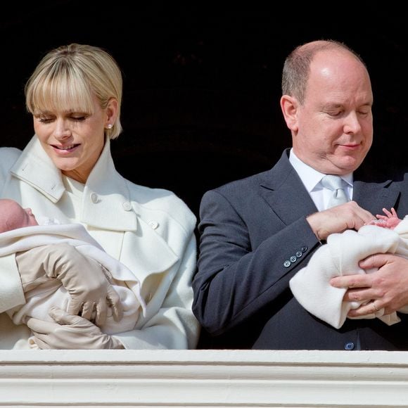 Le prince Albert et la princesse Charlène de Monaco présentent leurs jumeaux, la princesse Gabriella et le prince Jacques, au public monégasque sur le balcon du Palais princier à Monte-Carlo, Monaco, le 7 janvier 2015. Photo Patrick Van Katwijk/DPA/ABACAPRESS.COM - Point De Vue Out