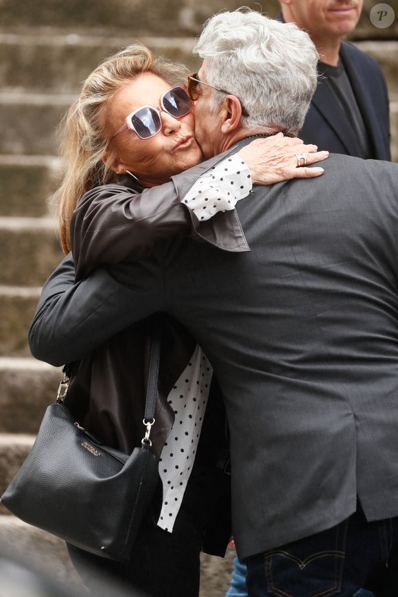 C'est son épouse, Shawn Brogan, qui a partagé la triste nouvelle ce dimanche 3 mai, après 25 ans de mariage et une vie entière dédiée à la scène.

Sheila arrive aux obsèques de Jane Birkin en l'église Saint-Roch à Paris. Le 24 juillet 2023.

© Jacovides-KD Niko / Bestimage