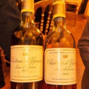 Ces flacons faisaient partie d'une collection de plus de 130 bouteilles de vins et spiritueux cachée pendant des décennies sous le plancher d'une chapelle. 

Capture Instagram - Jay Brown - Jay Z et le directeur général du label américain Roc Nation, Jay Brown, célèbrent leur anniversaire dans l'hôtel 5 étoiles privatisé « Les Sources de Caudalie » avec leurs amis Kris Jenner, Ellen Pompeo, Beyoncé, Rihanna, à Martillac près de Bordeaux, en France, le 3 décembre 2023. Des navettes aux vitres teintées ont fait des allers-retours toute la journée de samedi.   L'anniversaire s'est déroulé du 1er au 4 décembre 2023. Parmi les 98 invités qui séjourneront sur place, les stars internationales Kris Jenner, Ellen Pompeo, Beyoncé et Jay-Z, accompagnés de leurs enfants, sont arrivés vendredi soir, et la chanteuse Rihanna samedi dans la journée. La fête s'est poursuivie au château d'Yquem dimanche soir.
