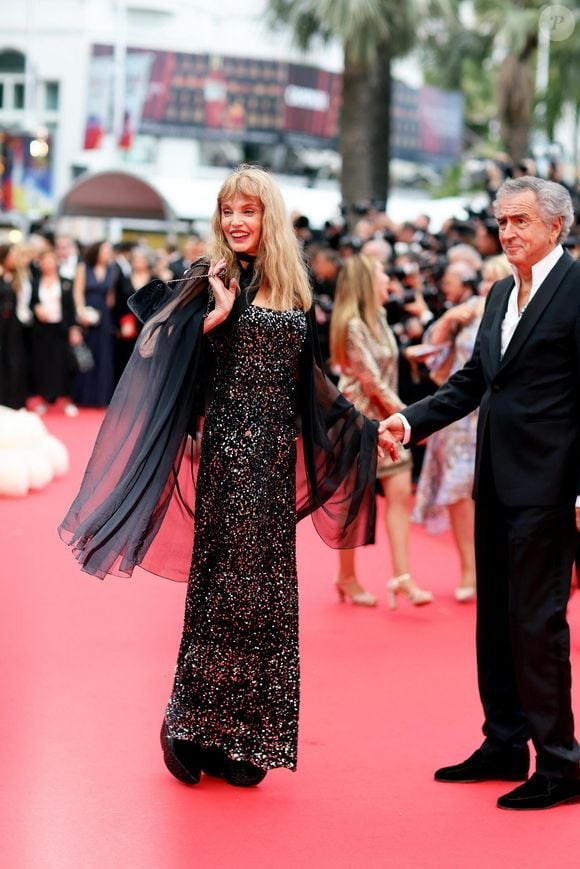 Arielle Dombasle, Bernard-Henri Lévy - Montée des marches du film « Partir un jour » pour la cérémonie d’ouverture du 78ème Festival International du Film de Cannes, au Palais des Festivals à Cannes. Le 13 mai 2025
© Jacovides-Moreau / Bestimage