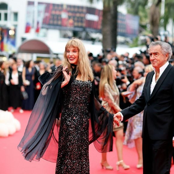 Arielle Dombasle, Bernard-Henri Lévy - Montée des marches du film « Partir un jour » pour la cérémonie d’ouverture du 78ème Festival International du Film de Cannes, au Palais des Festivals à Cannes. Le 13 mai 2025
© Jacovides-Moreau / Bestimage