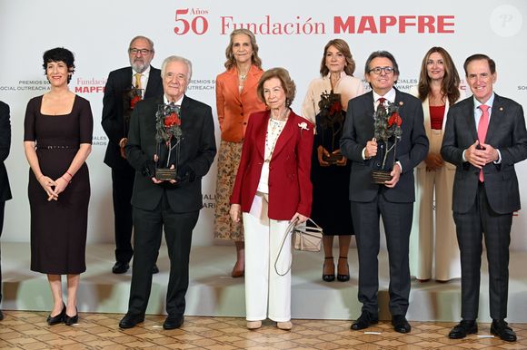 La reine Sofía préside la remise des Prix sociaux de la Fondation Mapfre 2025 à Madrid, le 8 octobre 2025, en présence de l’infante Elena d’Espagne. 
© Jose Oliva / Europa Press / Bestimage