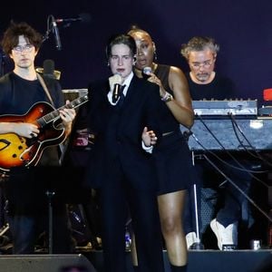 L'événement, qui a également pu compter sur Christine and the Queens, a su réunir 1,77 million de téléspectateurs selon "Puremédias". Une belle réussite.
Christine and the Queens (Rahim C Redcar) - Soirée du "Grand Concert de la fête de la musique" au Jardin des Tuileries, autour de la vasque olympique, présentée par D. Bürki et M. Bouhafsi et retransmis en direct sur France 2 à Paris le 21 juin 2025. © Marc Ausset-Lacroix - Jack Tribeca - Christophe Clovis / Bestimage