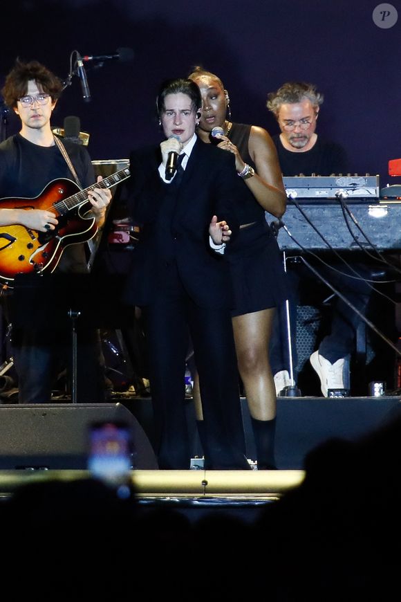 L'événement, qui a également pu compter sur Christine and the Queens, a su réunir 1,77 million de téléspectateurs selon "Puremédias". Une belle réussite.

Christine and the Queens (Rahim C Redcar) - Soirée du "Grand Concert de la fête de la musique" au Jardin des Tuileries, autour de la vasque olympique, présentée par D. Bürki et M. Bouhafsi et retransmis en direct sur France 2 à Paris le 21 juin 2025. © Marc Ausset-Lacroix - Jack Tribeca - Christophe Clovis / Bestimage