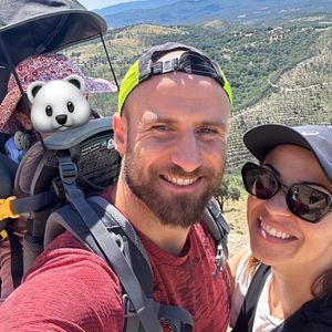 Leur fille a effectué sa toute première randonnée, comme en témoigne une photo partagée en story Instagram.

Denitsa Ikonomova et François Alu, première randonnée avec leur fille, Instagram