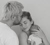 Le couple avait fait un choix radical pour la naissance du petit Raphaël : accoucher à la maison, loin de tout regard extérieur

Jeff Panacloc et sa compagne posent en compagnie de leur nouveau-né. Photo Instagram