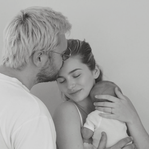 Le couple avait fait un choix radical pour la naissance du petit Raphaël : accoucher à la maison, loin de tout regard extérieur

Jeff Panacloc et sa compagne posent en compagnie de leur nouveau-né. Photo Instagram
