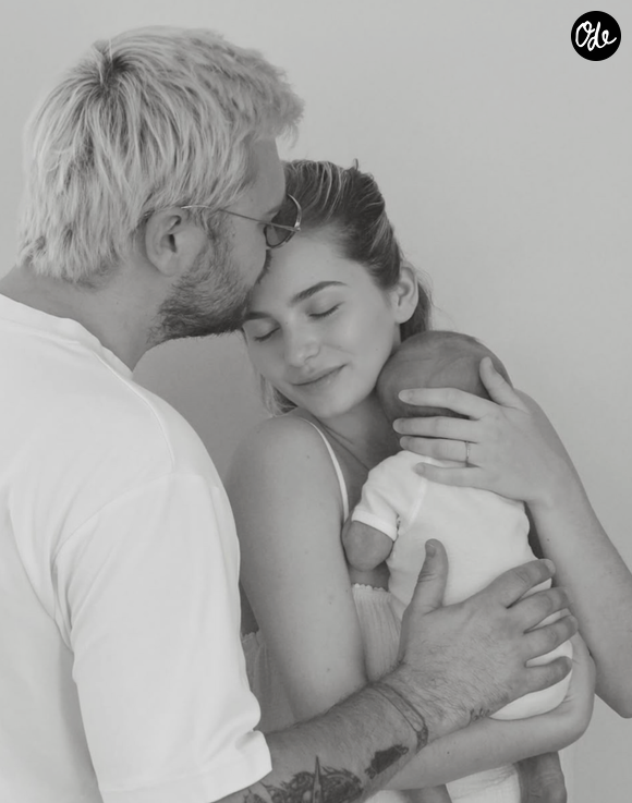 Le couple avait fait un choix radical pour la naissance du petit Raphaël : accoucher à la maison, loin de tout regard extérieur

Jeff Panacloc et sa compagne posent en compagnie de leur nouveau-né. Photo Instagram