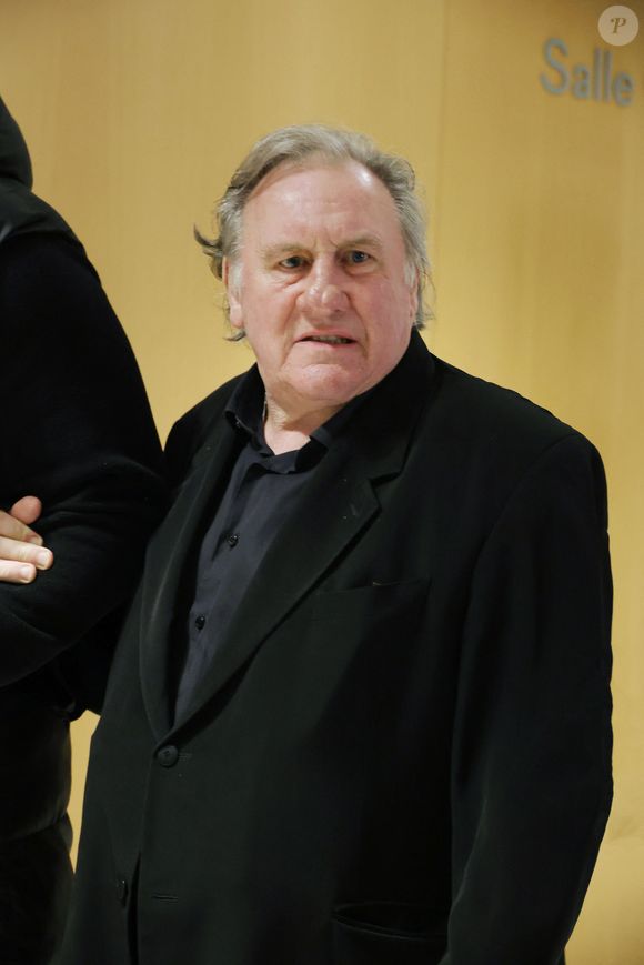 Gérard Depardieu à son procès pour agressions sexuelles sur deux femmes lors d'un tournage de film en 2021, au tribunal correctionnel de Paris, France, le 26 mars 2025 © Denis Guignebourg/Bestimage