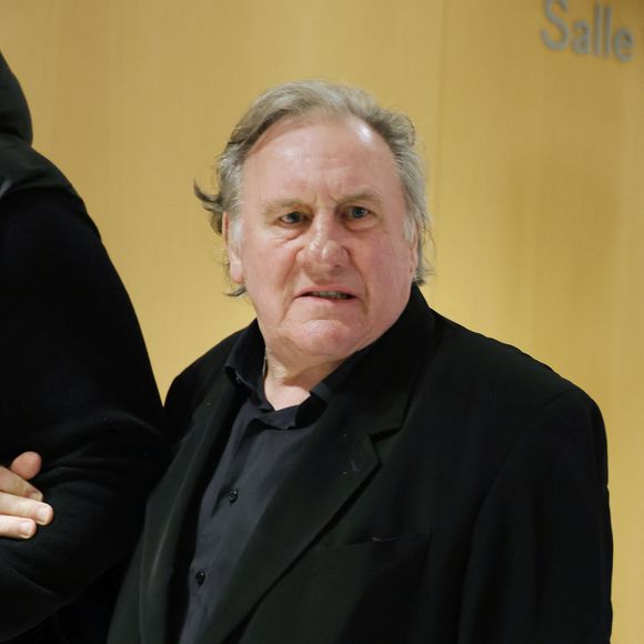 Gérard Depardieu à son procès pour agressions sexuelles sur deux femmes lors d'un tournage de film en 2021, au tribunal correctionnel de Paris, France, le 26 mars 2025 © Denis Guignebourg/Bestimage
