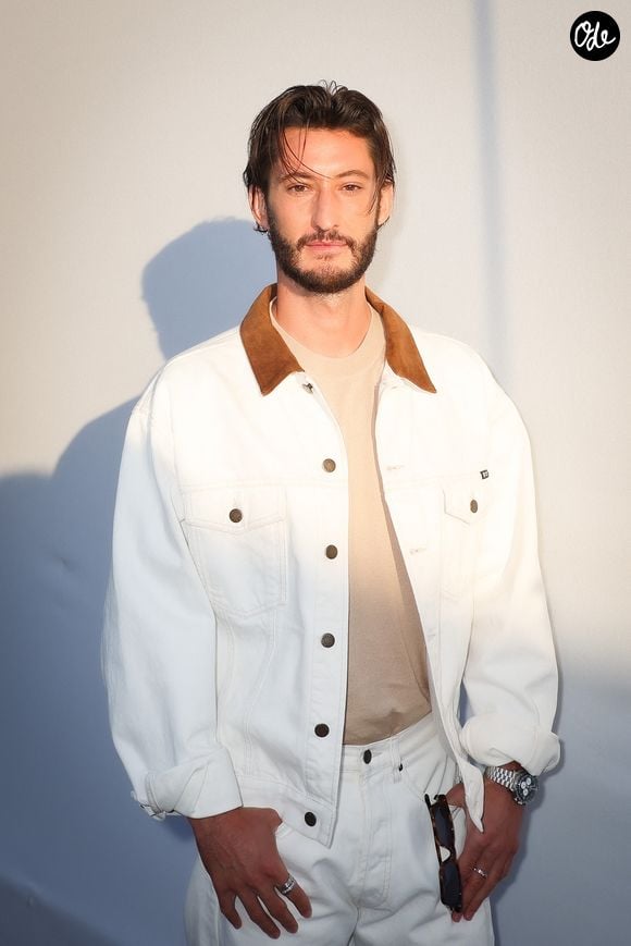 Exclusif - Pierre Niney pose en backstage de l'émission "C à vous" lors du 79ème Festival International du Film de Cannes le 13 mai 2026. © Jack Tribeca/Bestimage