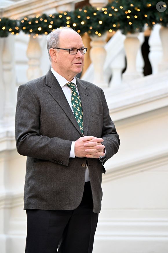 Le prince Albert II de Monaco, la princesse Charlene et leurs enfants la princesse Gabriella et le prince héréditaire Jacques ont accueilli les enfants monégasque pour le traditionnel arbre de Noël du Palais à Monaco, le 17 décembre 2025. La famille princière a assisté à un spectacle dans la cour d'honneur du Palais puis a distribué cadeaux et friandises avec l'aide de la princesse Stéphanie de Monaco, et de ses enfants, Louis Ducruet et Camille Gottlieb. © Bruno Bebert/Bestimage