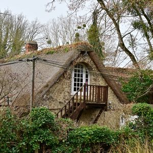 Elle y menait une vie simple loin des paparazzi. 
Illustration de l'ancienne demeure (bergerie du XVIIIème siècle) de Brigitte Bardot à Bazoches-sur-Guyonne dans les Yvelines, France, le 2 janvier 2026. © Christian Liewig/Bestimage
