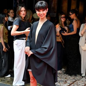 Avec ce message : "Les votes sont comptabilisés. En France, evegillesoff est la gagnante du concours instagram Miss Supra Influencer pour l'Europe."

Eve Gilles arrivant au défilé de Stéphane Rolland lors de la Semaine de la mode haute couture à Paris, en France, le 7 juillet 2026. Photo de Julien Reynaud/APS-Medias/ABACAPRESS.COM
