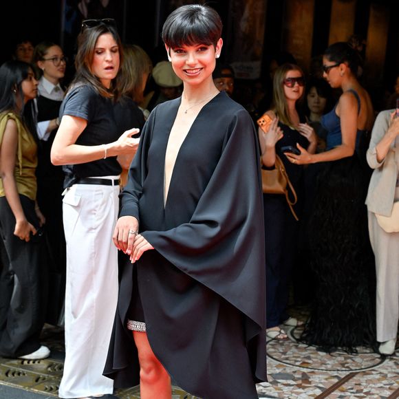 Avec ce message : "Les votes sont comptabilisés. En France, evegillesoff est la gagnante du concours instagram Miss Supra Influencer pour l'Europe."

Eve Gilles arrivant au défilé de Stéphane Rolland lors de la Semaine de la mode haute couture à Paris, en France, le 7 juillet 2026. Photo de Julien Reynaud/APS-Medias/ABACAPRESS.COM