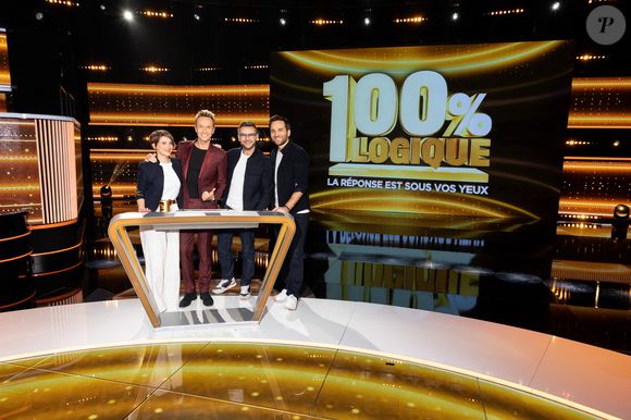Exclusif - Cyril Féraud, Melanie Taravant, Samuel Olivier, Jean-Philippe Janssens (Jeanfi Janssens), en backstage de l'enregistrement de l'émission "100% Logique", présentée par C.Féraud et diffusée le 4 avril sur France 2, à Saint Denis, France, le 2 décembre 2025. © Jeremy Melloul/Bestimage