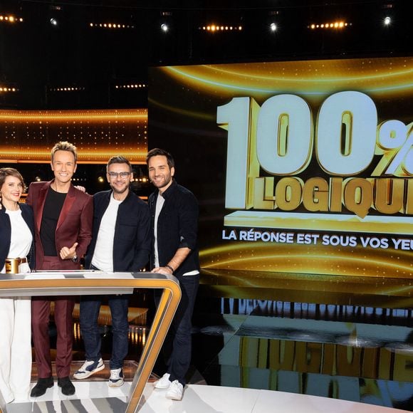 Exclusif - Cyril Féraud, Melanie Taravant, Samuel Olivier, Jean-Philippe Janssens (Jeanfi Janssens), en backstage de l'enregistrement de l'émission "100% Logique", présentée par C.Féraud et diffusée le 4 avril sur France 2, à Saint Denis, France, le 2 décembre 2025. © Jeremy Melloul/Bestimage