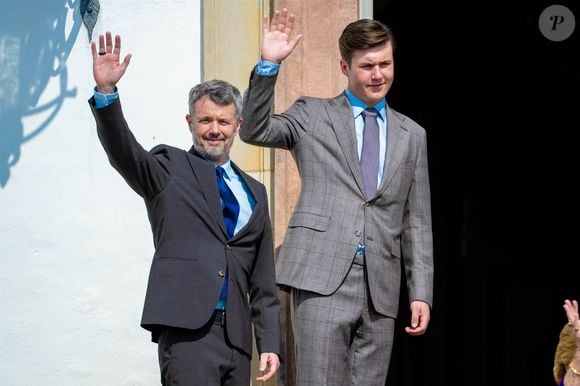 À l'occasion de son 85e anniversaire, la reine Margrethe assiste à un concert du Royal Life Guards Band dans la cour intérieure du palais de Fredensborg. Photo by Backgrid USA / Bestimage