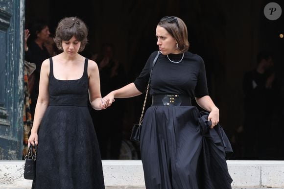 Manon et Ninon Ardisson - Sorties des obsèques de Thierry Ardisson en l’église Saint-Roch de Paris, France, le 17 juillet 2025. © Clovis-Jacovides/Bestimage