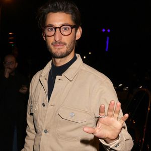 Pierre Niney de son côté est allé chercher le calme encore plus loin...

Pierre Niney porté des lunettes Hervé Domar lors de la Fashion Week SS2025, Paris, France le 27 septembre 2024. Photo by Splash News/ABACAPRESS.COM