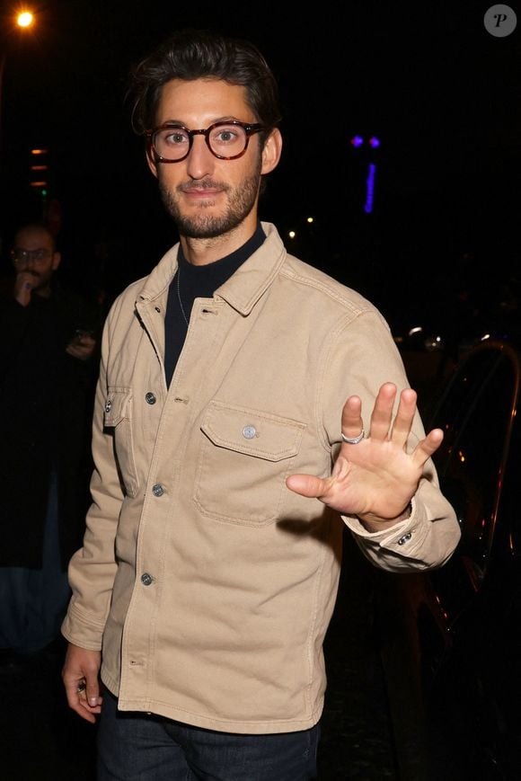 Pierre Niney de son côté est allé chercher le calme encore plus loin...

Pierre Niney porté des lunettes Hervé Domar lors de la Fashion Week SS2025, Paris, France le 27 septembre 2024. Photo by Splash News/ABACAPRESS.COM