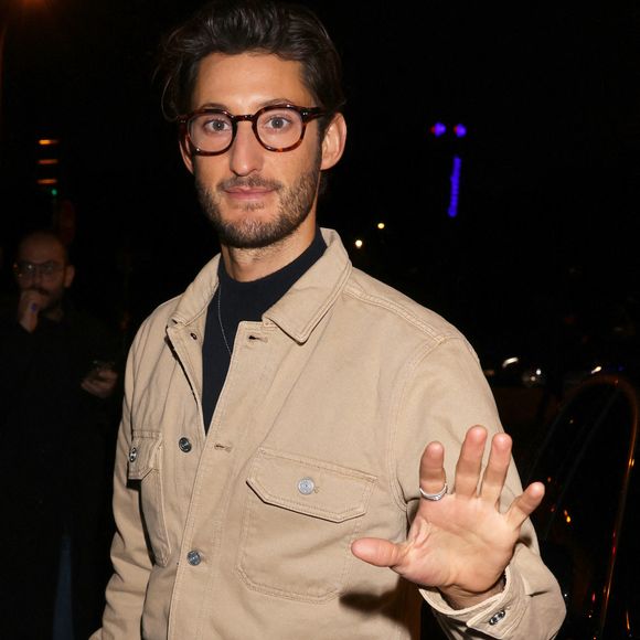 Pierre Niney de son côté est allé chercher le calme encore plus loin...

Pierre Niney porté des lunettes Hervé Domar lors de la Fashion Week SS2025, Paris, France le 27 septembre 2024. Photo by Splash News/ABACAPRESS.COM