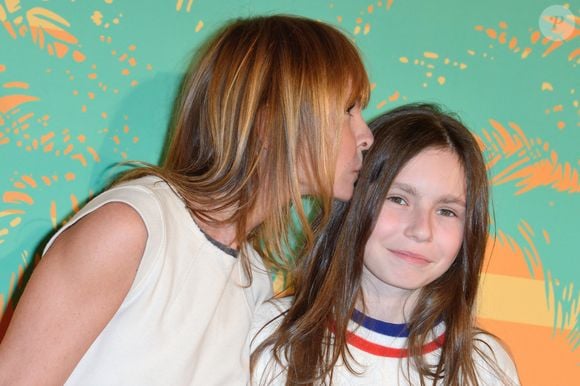 La jeune fille s'appelle Mitty Hazanavicius

Axelle Laffont et sa fille Mitty à l'avant première de the MILF au Gaumont Capucines à Paris, le 17, avril 2018. ©  Aurore Marechal/ABACAPRESS.COM