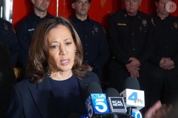 Altadena, CA - Kamala Harris visite la Firehouse 12 à Altadena, faisant l'éloge des pompiers et offrant une gratitude sincère lors de son premier voyage en Californie depuis les récents incendies de LA. ©Backgrid USA / Bestimage