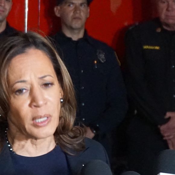 Altadena, CA - Kamala Harris visite la Firehouse 12 à Altadena, faisant l'éloge des pompiers et offrant une gratitude sincère lors de son premier voyage en Californie depuis les récents incendies de LA. ©Backgrid USA / Bestimage