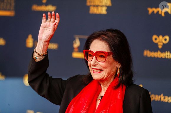 Nana Mouskouri se rendra à la cérémonie de remise des prix des médias "Goldene Henne" à Leipzig. Ce prix est décerné à des stars de la musique, du sport et du show-business. Leipzig, Saxe, Allemagne, 7 octobre 2022. Photo de Gerald Matzka/DPA/ABACAPRESS.COM