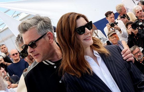 Benjamin Biolay et Chiara Mastroianni - Photocall du film "Marcello Mio" (Compétition) lors du 77ème Festival International du Film de Cannes (14 - 25 mai 2024), le 22 mai 2024. 
© Jacovides / Moreau / Bestimage