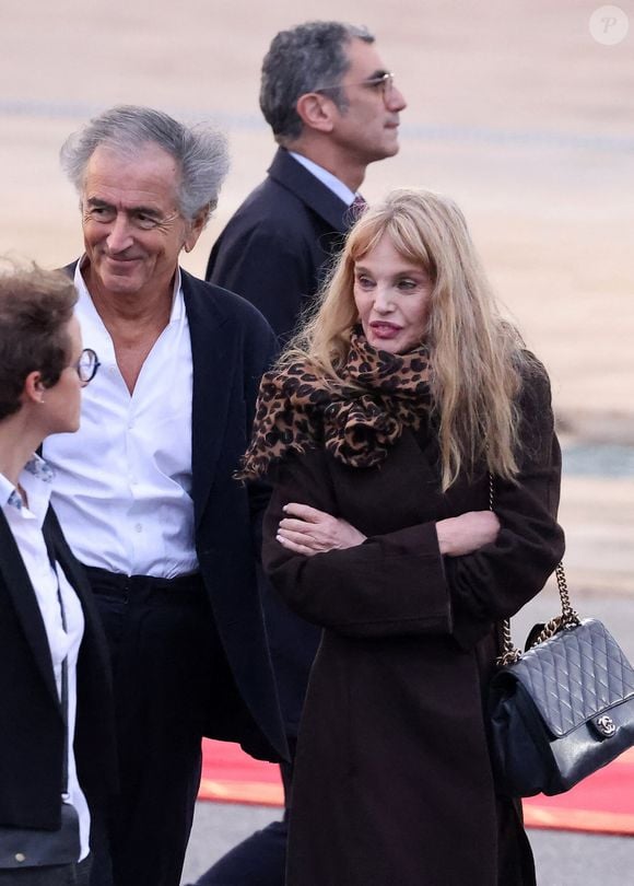 Arielle Dombasle et Bernard-Henri Lévy (BHL) - Cérémonie d'accueil officielle du Président de la République, Emmanuel Macron et de Brigitte Macron sur la place Mechouar à Rabat au Maroc le 28 octobre 2024. © Dominique Jacovides/Bestimage