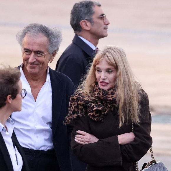 Arielle Dombasle et Bernard-Henri Lévy (BHL) - Cérémonie d'accueil officielle du Président de la République, Emmanuel Macron et de Brigitte Macron sur la place Mechouar à Rabat au Maroc le 28 octobre 2024. © Dominique Jacovides/Bestimage