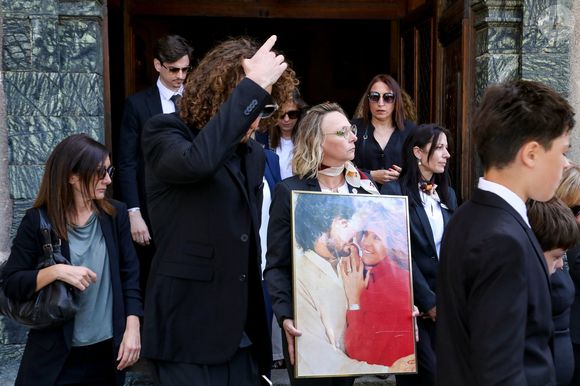 Milo (petit fils de la défunte) lors de la cérémonie d'obsèques de Chantal Nobel en l'église Notre-Dame de l'Assomption à Ramatuelle, France, le 7 mai 2026. © Franz Chavaroche/Bestimage