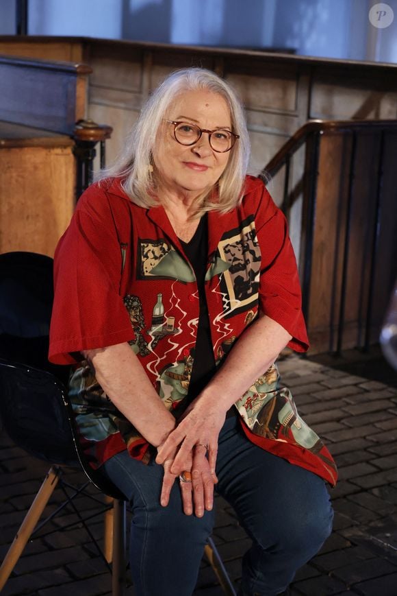L’actrice affiche un grand sourire. 

Josiane Balasko lors de l'enregistrement de l'émission "Animaux Stars", présentée par B.Montiel et diffusée le 3 mai 2025 sur la chaîne Animaux. Paris, le 17 février 2025.
© Denis Guigenbourg / Bestimage