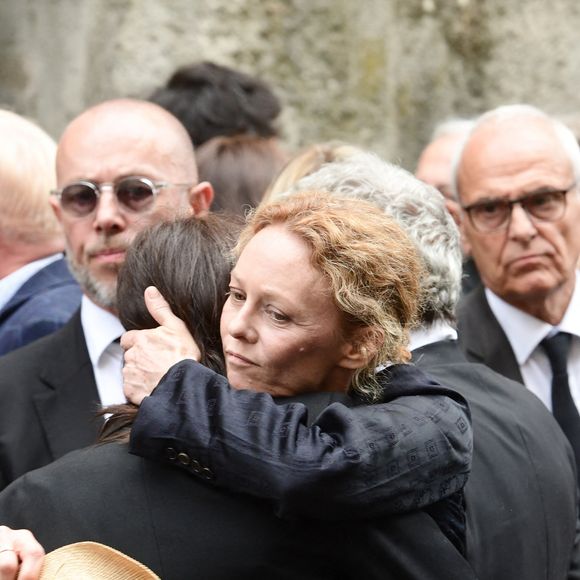 Le monde de la musique a perdu une figure phare très respectée dans le milieu...

Charlotte Gainsbourg, Vanessa Paradis - Sorties des obsèques de Jane Birkin en l'église Saint-Roch à Paris. 
© Jacovides-KD Niko / Bestimage