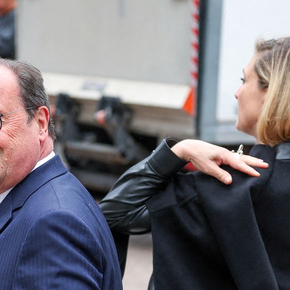 François Hollande et son épouse Julie Gayet lors des funérailles de B. Chirac à la basilique Sainte-Clotilde à Paris (7e) le 12 juin 2026. L’ancienne première dame de France est décédée le 5 juin 2026 à l’âge de 93 ans. 
© Jacovides / Liewig / Bestimage